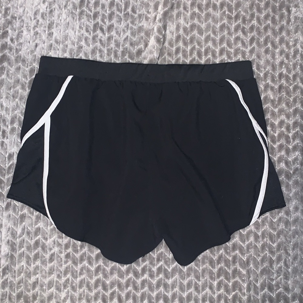 Under Armour Loose Fit Running Shorts. Panty style liner. - Picture 4 of 6